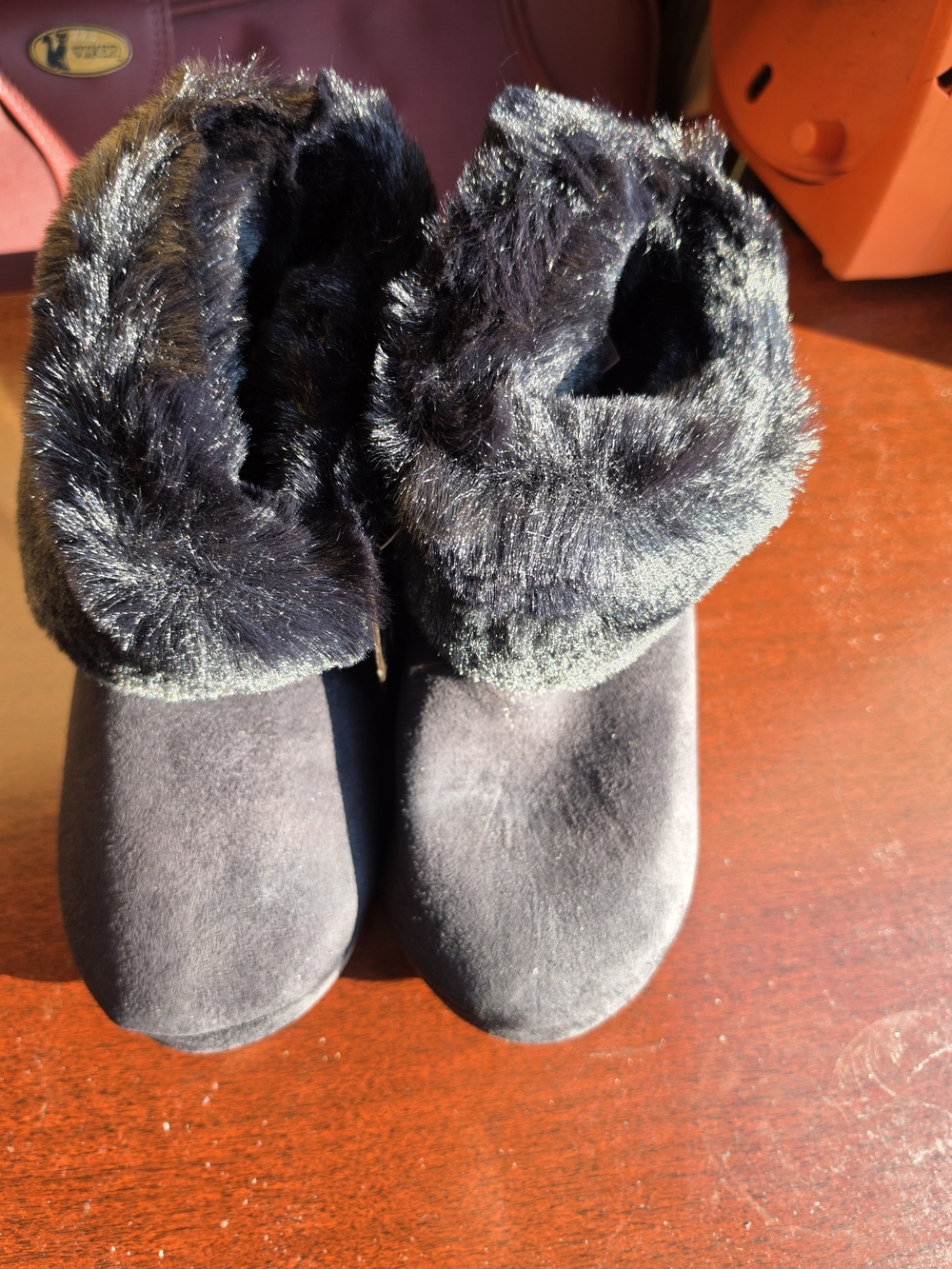 💰 Poshmark Canada Price (la Vie en Rose Fuzzy Slippers – Size S)